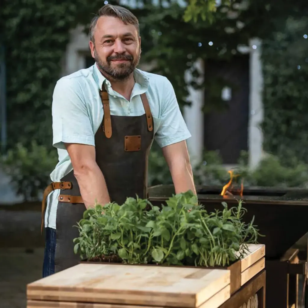 Ondřej Kovář, founder, designer and co-owner of the Vulcanus grill brand. I studied as an artistic blacksmith and have loved to grill all my life.