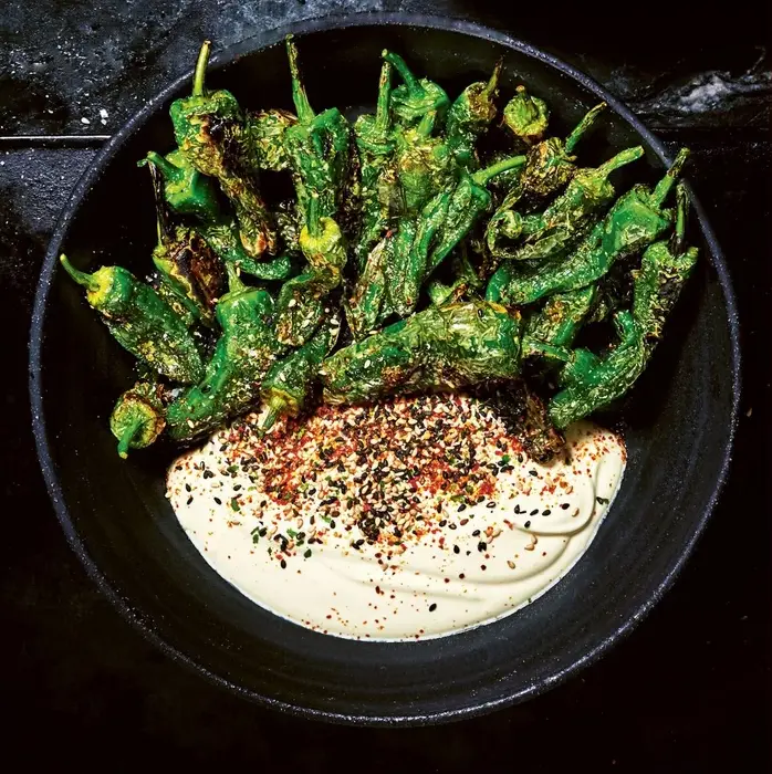 To ensure that smaller ingredients such as Padrón chillies and mushrooms don’t fall through the grill, use a double strainer. Take two equal sized, coarse mesh strainers, put what you want to grill inside and wrap the two handles together tightly using steel wire.