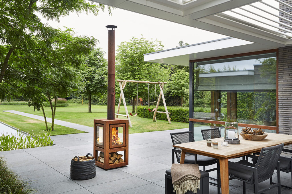 Inspired by the Scandinavian saying: “No terrace without a fire”, RB73 is a Dutch brand that handcrafts stylish outdoor fireplaces, stoves and fire bowls.