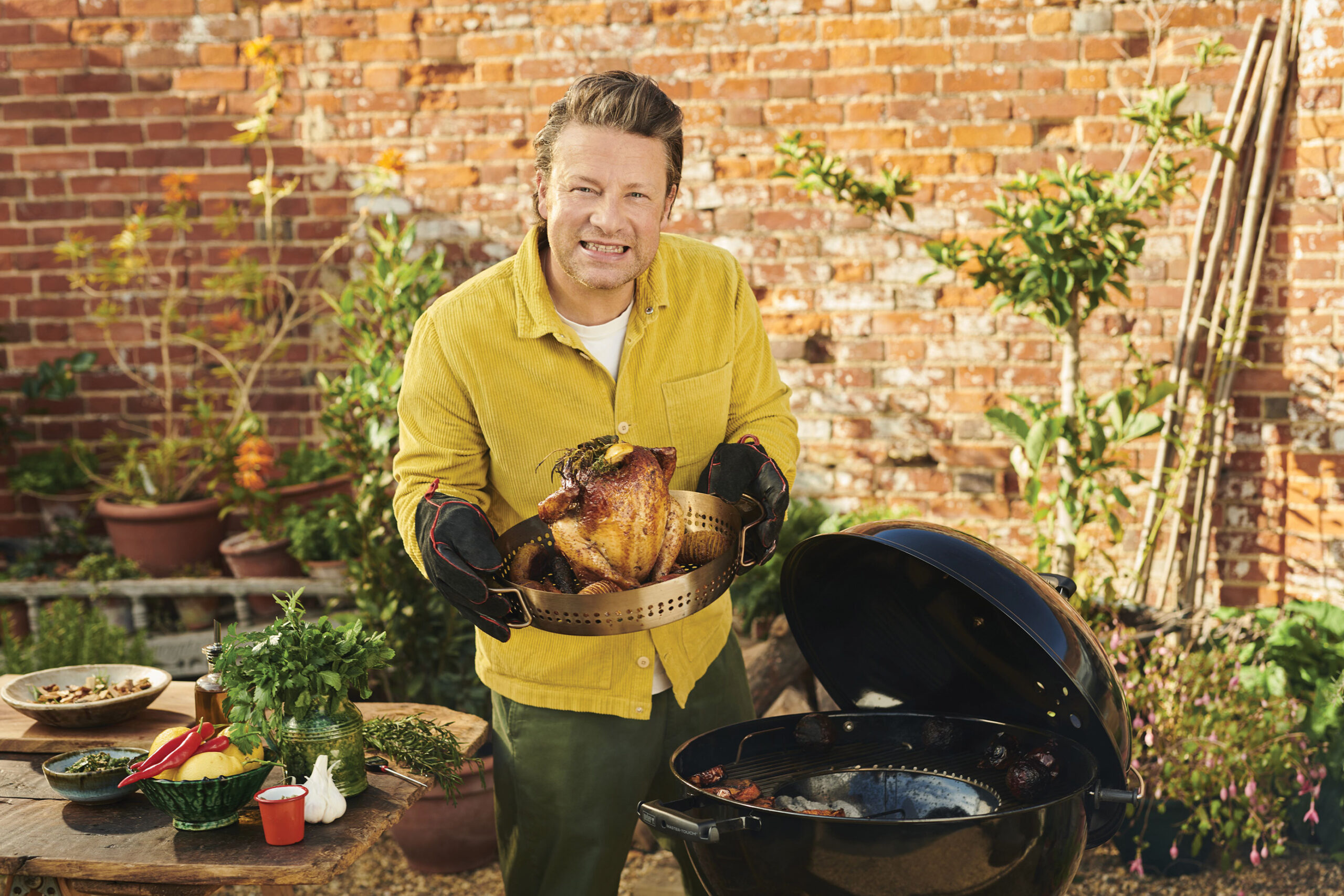 Jamie Oliver x Weber Master-Touch2